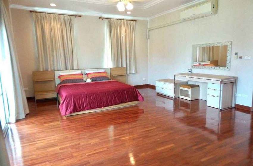 House with Shared Pool in Srinakarin 